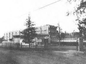 当時の校舎と公道