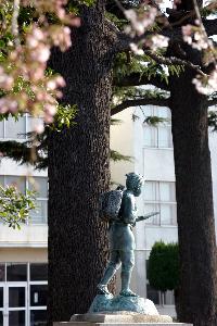 渋谷小学校校庭の二ノ宮金次郎像